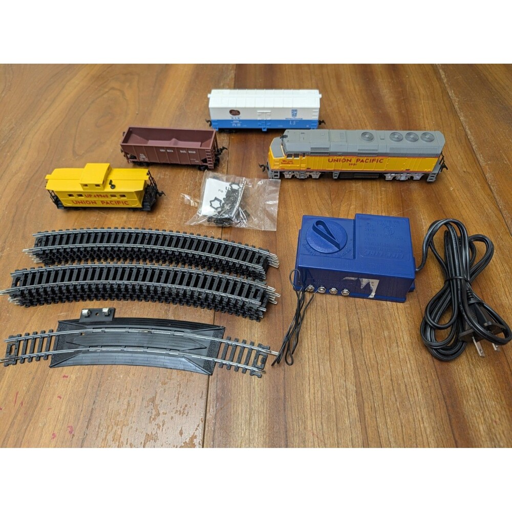 Life-Like Golden Flyer Union Pacific 3901 HO Scale Train Track Set Complete